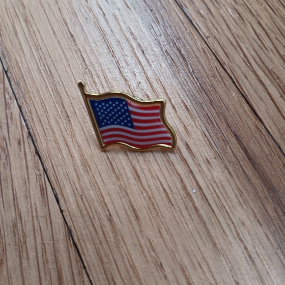 unknown Jewelry - American Flag Pin